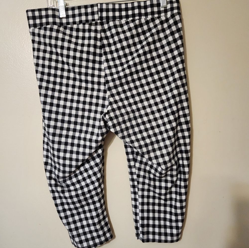 Torrid Size 2 Black White Checkered Stretch Capri Pants - Picture 3 of 7